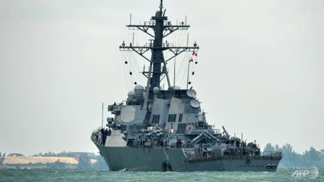 Tàu USS McCain với một lỗ thủng bên thân bên ngoài căn cứ Hải quân Changi ở SIngapore - Ảnh: AFP