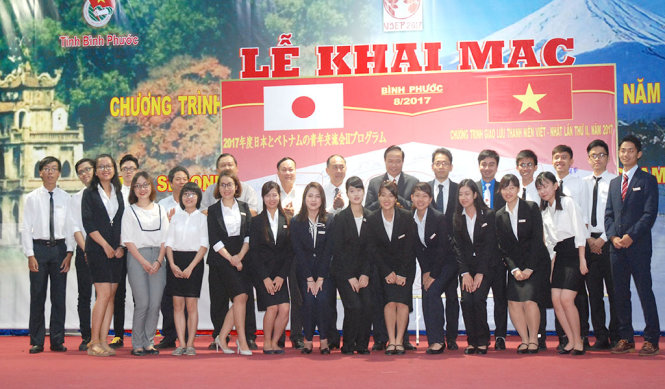 Các đại biểu thanh niên Việt - Nhật chụp ảnh lưu niệm tại chương trình khai mạc - Ảnh: XUÂN ÂN