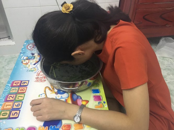 Xông mặt không có tác dụng làm giãn nở lỗ chân lông để đào thải chất bẩn - Ảnh: NGỌC LOAN