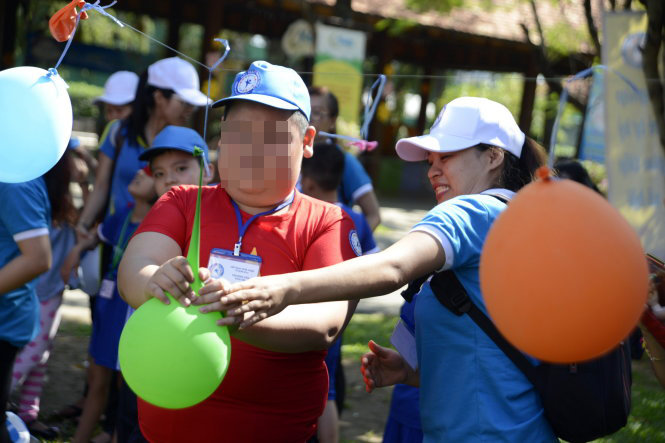 Trẻ tự kỷ được chăm sóc, vui chơi - Ảnh: DUYÊN PHAN