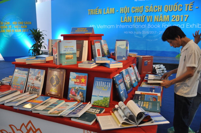 Sách về biển đảo Việt Nam được trưng bày tại hội chợ sách quốc tế Việt Nam 2017 - Ảnh: V.V.TUÂN
