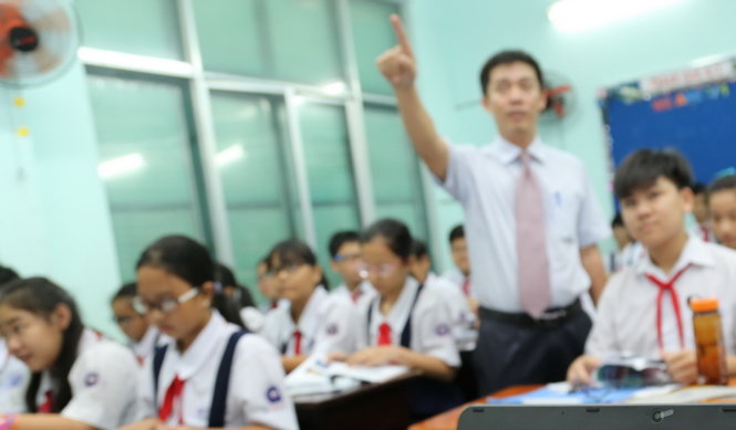 Ngoài lương, việc thưởng cho giáo viên hiện cũng không tương xứng và đây là một trong những hạn chế của ngành giáo dục - Ảnh: NHƯ HÙNG