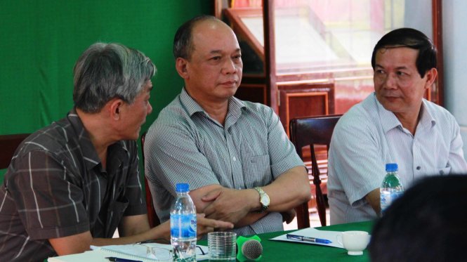 Thứ trưởng Vũ Văn Tám (giữa) trao đổi với ông Dương Văn Tô (trái) giám đốc sở NN&PTNT Quảng Ngãi - Ảnh: TRẦN MAI