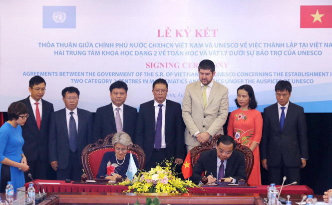 Bộ trưởng Bộ KH&CN Chu Ngọc Anh và bà Irina Bokova tại lễ ký