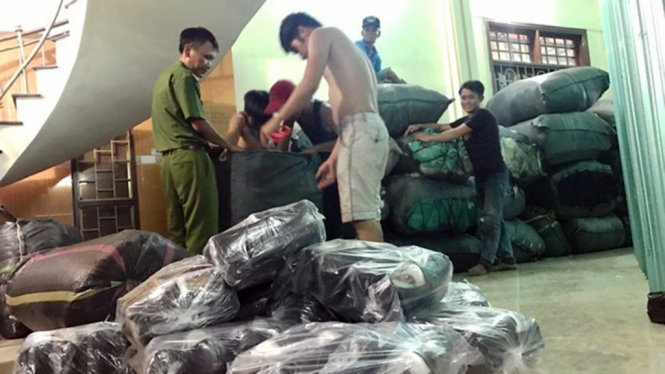 Công an đang kiểm đếm số hàng nhập lậu và chiếc xe tải chở hàng nhập lậu - Ảnh: Phú Xuân
