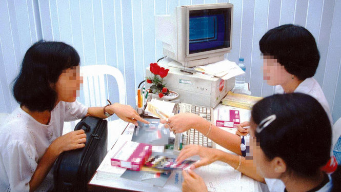 Tình dược viên (trái) giới thiệu thuốc ở một bệnh viện tại TP.HCM