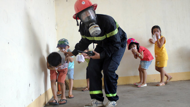 Để giảm tải cho học sinh, cần tăng cường các tiết học ngoại khóa, giáo dục kỹ năng sống. Trong ảnh: học sinh TP Vinh, Nghệ An trong một tiết học về phòng cháy chữa cháy - Ảnh: DOÃN HÒA