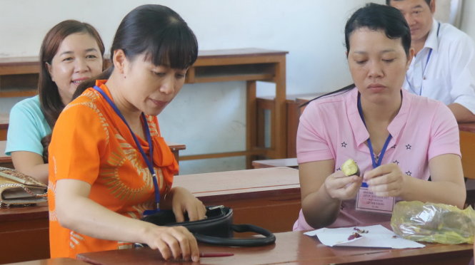 Xã hội yêu cầu cao ở nhà giáo nhưng chưa dành sự đãi ngộ tương xứng. Trong ảnh: giáo viên chấm thi tại một điểm chấm thi ở TP Rạch Giá, tỉnh Kiên Giang tranh thủ ăn sáng với khoai lang, trước khi nhận bài thi để chấm - Ảnh: K.NAM