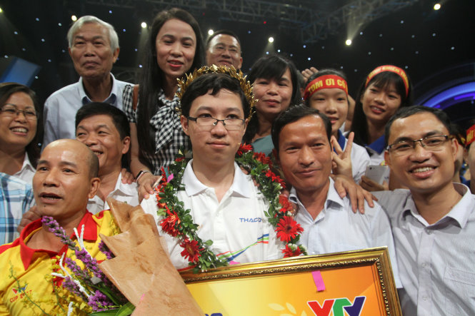 Nhật Minh chung vui bên gia đình và bạn bè sau khi đăng quang quán quân Đường lên đỉnh Olympia 2017 - Ảnh: Phương Chinh
