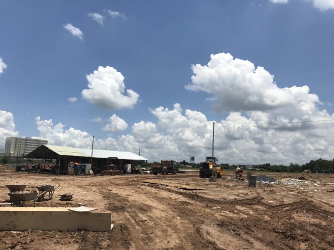 Một cơ sở giết mổ tại Củ Chi vẫn đang là công trường ngổn ngang, khó kịp tiến độ đưa vào hoạt động trong năm 2017 - Ảnh: TR.MẠNH