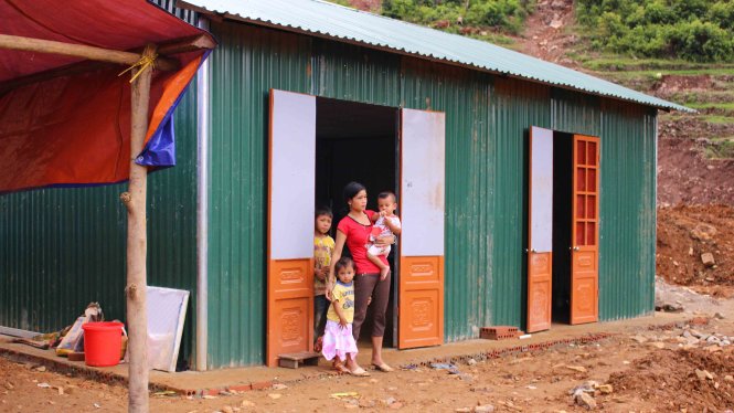 Gia đình chị Tòng Thị Quán (bản Hốc) được ưu tiên lên ở nơi tái định cư sớm nhất. Trong nhà, chồng chị là anh Cà Văn Hưởng bị lũ cuốn trôi trong cơn lũ dữ, đến nay vẫn chưa tìm thấy - Ảnh: HÀ THANH