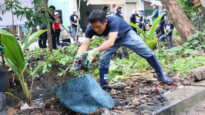 Các thành viên Quỹ hỗ trợ vốn CEP tham gia dọn dẹp vệ sinh cùng người dân - Ảnh: P.H