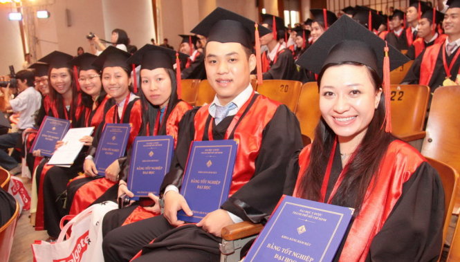 Niềm vui của tân bác sĩ Trường ĐH Y dược TP.HCM trong ngày nhận bằng tốt nghiệp - Ảnh: NHƯ HÙNG