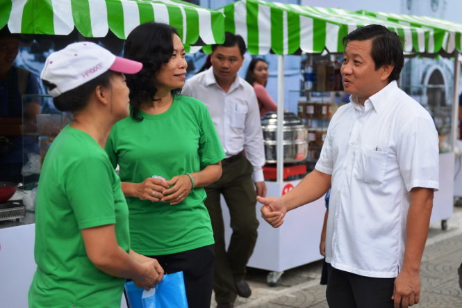 Ông Đoàn Ngọc Hải - Phó chủ tịch UBND quận 1, trò chuyện cùng người dân về “phố hàng rong” - Ảnh: LÊ PHAN