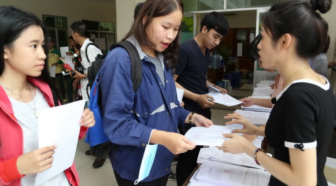 Thí sinh nhận giấy báo nhập học tại Trường ĐH Sư phạm TP.HCM - Ảnh: NHƯ HÙNG (ảnh tư liệu)