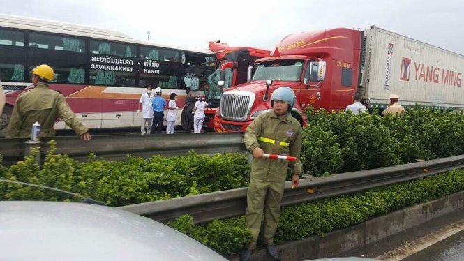Hiện trường vụ tai nạn xe khách mang biển kiểm soát Thanh Hóa tông thẳng vào đuôi xe mang biển kiểm soát Lào. ảnh: Anh Tuấn
