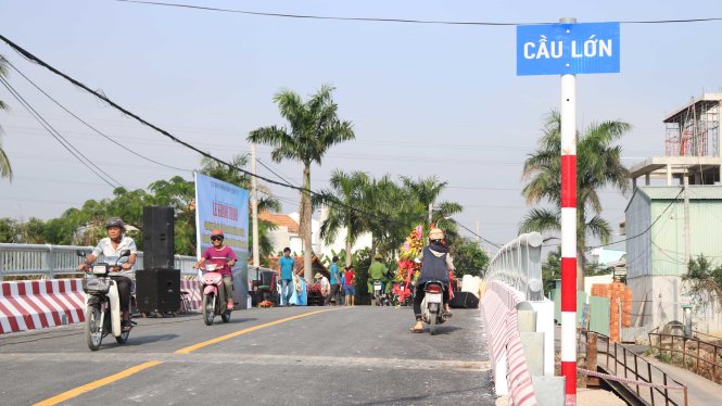Xe lưu thông trên cầu Lớn ngay sau khi làm lễ khánh thành - Ảnh: NGUYÊN NGỌC