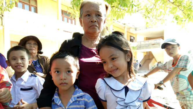 Nhiều phụ huynh và học sinh “bơ vơ” vì điểm trường được thông báo chuyển đến học quá xa - Ảnh: TRẦN MAI
