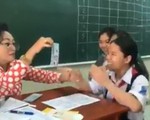 Cô giáo toán lì xì học trò 