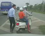 Giúp hai mẹ con lạc trên cao tốc, tài xế nhận ‘triệu like’ từ dân mạng