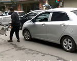 Video clip phản ứng ô tô chạy lấn làn, cụ ông lấy xe đạp ra chắn