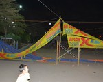 Gánh xiếc &quot;dỏm&quot; bị vây vì biểu diễn kém, bán vé quá số ghế