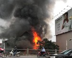 Nhà 3 tầng cạnh chân cầu Vĩnh Tuy cháy lớn, 1 người chết