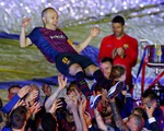 Nou Camp xúc động chia tay Iniesta