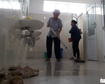 Bệnh viện bỏ mặc người lao công, khó có nhà vệ sinh sạch?