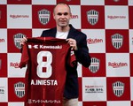 Sang Nhật, Iniesta vẫn mặc áo số 8