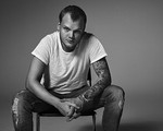 DJ Avicii có thể đã tự tử bằng một mảnh thủy tinh