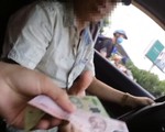 Cò xe lộng hành, vào tận khu vực an ninh sân bay bắt khách