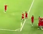 Vì sao luôn có một cầu thủ không ăn mừng cùng Ronaldo?