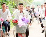 Chú rể gây sốt với màn rước dâu bằng xe đạp