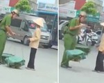 Anh lính cứu hỏa tập sự gánh rau giúp hai cụ già