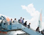 Khách &quot;táy máy&quot; cửa thoát hiểm, máy bay Jetstar khởi hành chậm 40 phút