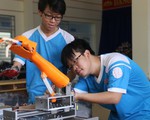 Hai nam sinh chế cánh tay robot phẫu thuật từ xa