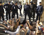 Nhóm phụ nữ ngực trần Femen chống nạn cưỡng hiếp