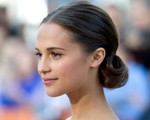 Một năm váy áo đa sắc của “Cô gái Đan Mạch” - Alicia Vikander