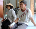 Nhóm người nước ngoài đi xe hơi dàn cảnh giật tiền