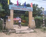 Lớp 2 không viết nổi tên mình, mẹ xin cho con lưu ban