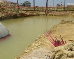 Bé 5 tuổi tử vong dưới hố công trình không rào chắn
