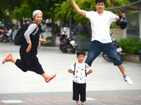 Ba bận với xã hội nên dồn hết con cho mẹ...