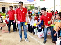 Mang trăng sáng Trung thu lên cho trẻ em vùng cao