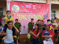 Mang Trung Thu đến với những em nhỏ thiệt thòi