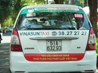 Taxi Vinasun ở Sài Gòn bị yêu cầu tháo bảng phản đối Uber - Grab