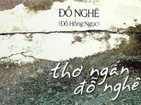 Và trong mắt nàng thời gian bốc khói...