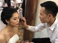 Chú rể &quot;có tâm nhất năm&quot;, tự trang điểm cho vợ khi chụp ảnh cưới