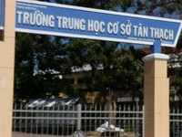 Tạm đình chỉ học tập nam sinh bóp cổ cô giáo