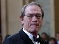 Tommy Lee Jones làm phim từ tiểu thuyết của Hemingway